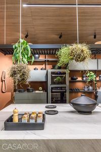 Cozinha do Chef – Sandra Moura. Permeado de referências às belezas nativas da Amazônia, esse ambiente foi inspirado no trabalho do chef Alex Atala. Materiais sustentáveis e naturais, como pedra e madeira, foram reinterpretados para criar um estilo contemporâneo que mescla sabores.