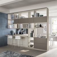 An interesting definition of spaces thanks to the “Fluida” Wall System, in the Seagull Grey decorative melamine finish, comprising an item of furniture that can be used either as a bookcase, a larder unit or a partition between adjoining rooms.