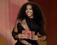 MEFeater Magazine on Twitter: "Sheesh! SZA at the #GRAMMYs in Mugler 🖤 https://t.co/hwQGPTc5pg" / Twitter