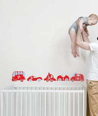 ¿A tus hijos les encantan los coches? Ahora podrán tener el suyo propio. Una decoración original para su pared y con su propio nombre. El regalo perfecto para bebés y niños,