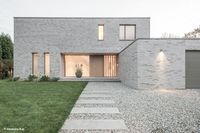 Das neue Zuhause einer vierköpfigen Familie reiht sich auf den ersten flüchtigen Blick zurückhaltend in die Folge von freistehenden…