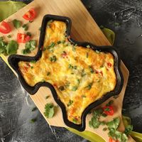 This beauty is a Baked Cheese and Vegetable Frittata! Frittatas are like an omelette and quiche’s 2nd cousin! I love them because they’re so versatile. Add and takeaway virtually any ingredient- and they’re FOOL-PROOF! Like, it’s hard to mess this one up! Of course I had to represent the great state of Texas w/ this cute Lil’ cast iron I found @heb ! 😝🤘🏽 Never skip egg day! Give it a try and be sure to tag me! #RazzleDazzleLife ⤵️⤵️⤵️⤵️⤵️⤵️⤵️⤵️⤵️⤵️⤵️⤵️⤵️ Tap that link in