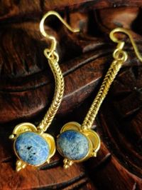 Silver with Gold plating long hanging earring with blue stone. Wear it with wester wear to add that extra sparkle to the outfit. Vadasery, a village part of Nagercoil in Tamil Nadu has a history of artisans making temple jewellery for centuries. This is where ever the chieftains of Ramnad and the Rajas of Chettinad headed to for picking dazzling gold jewellery as they offered them to gods. The yellow metal touched the sky, and so began the same work in silver