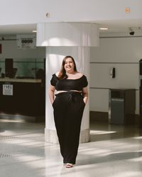 Look plus dize usando cropped ciganinha ombro a ombro preto calça pantalona preta wide leg salto bloco cinderela de mentira