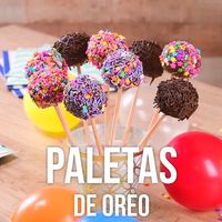 Prepara estas deliciosas paletas de galleta oreo, perfectas para chicos y grandes en casa. Es un postre que luce muchísimo y seguro les encantará.