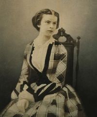 Primera foto de Elizabeth . Para este tiempo Elisabeth fue criado en una manera fácil ir y verdaderamente disfrutó su infancia en el bosque y al aire libre en Possenhofen cerca del lago Starnberg .