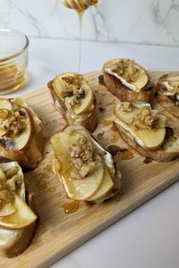 These brie and apple crostini appetizers are delicious and quick. You will have these amazing apple bites on the table in 20 minutes. Perfectly sweetened with a drizzle of honey. Bring them to your next party or gathering!