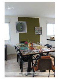 Intérieur décloisonné style loft - Coin repas aplat de couleur vert