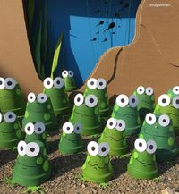 #bricolage #enfants : grenouilles avec des pots en terre cuite. www.toutpetitrien/bricos/  - fleurysylvie