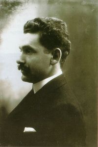 El maestro José Serrano Simeón nació en Sueca en el año 1873, siendo su padre director de banda, quien le introdujo en el mundo de la música.