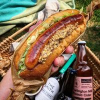お酒ラバーはもう始めている?パンをつまみにお酒を楽しむ「#パン飲み」7選 | おうちごはん
