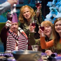 Harry Potter é uma série de sete romances de fantasia escrita pela autora britânica J. K. Rowling. O arco de história principal diz respeito às amizades de Harry com outros bruxos de sua idade, como Ronald Weasley e Hermione Granger, e também com o diretor de Hogwarts Alvo Dumbledore, considerado o maior dos magos, e seus conflitos com o bruxo das trevas Lord Voldemort. #HarryPotter #potter #Dumbledore #Voldemort #Hermione #hp #potterhead #JKRowling