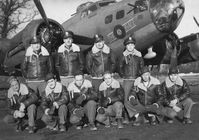A Bomber Jacket e a Flight Jacket são jaquetas diferentes que ao longo do tempo acabaram sendo chamadas pelo mesmo nome. Surgiram da necessidade de um uniforme para pilotos que, em período de guerra, acabavam enfrentando temperaturas extremas dentro de seus aviões. A Bomber, originalmente feita em couro de cabra, foi desenhada para a Segunda Guerra Mundial em 1930. Já a Flight Jacket, teve as principais versões nas décadas de 50 e 60, utilizando materiais mais funcionais.
