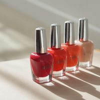Jouez l'effet de surprise avec des vernis à ongles audacieux 💅 Les vernis à ongles Camille Albane se déclinent dans des teintes intemporelles et originales, parfaites pour mettre en valeur une peau halée. Grâce à leur formule, brillance et tenue sont au rendez-vous pour compléter un maquillage naturel ! Inspirez-vous de notre sélection de vernis tendances pour cet été dans nos salons et sur shop.camillealbane.com.