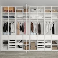 Armario blanco con puertas de cristal transparente