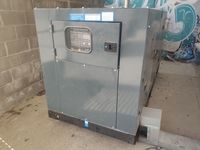 Instalación de un grupo electrógeno insonorizado de 100 KVA para servicio de emergencia en el campo de futbol. / Installation of a 100 KVA soundproof generator set for emergency service on the football pitch. / Installation d'un groupe électrogène insonorisé de 100 KVA pour le service d'urgence sur le terrain de football.