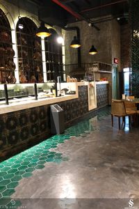 The service corner, designed as a bar, is decorated with antique domed mirrors with niches in the back area. | Bar tarzında tasarlanan servis köşesi, arka alanında nişli kubbeli eskitme aynalarla dekore edilmiş. #industrialstyle #cafedecoration #bardesign #cafedesign #cafetasarımı #cafedekorasyonu #industrial #lighting #walldesign #green #tiles #metal #mirror #lighting