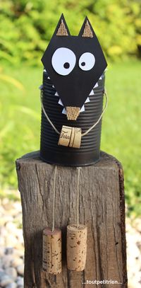 #bricolage #enfant #halloween #loup avec une boîte de conserve et des bouchons en liège. www.toutpetitrien.ch/bricos/ - fleurysylvie