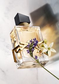 In LIBRE, Orange Blossom meets Diva Lavender heart from Provence. Master Perfumer, Anne Flipo combined the two, to reveal the warmest, sweetest facets of the essence. This twist would begin the foundation of the fougère of: LIBRE EAU DE PARFUM #yslbeauty #yslbeautybyyourside #iamlibre