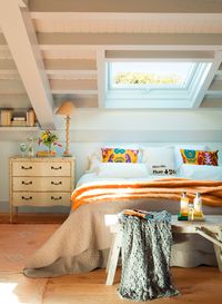 Dormitorio en una buhardilla, con una pequeña cómoda de color #beige como mesita de noche #elmueble #buhardilla #dormitorios #cómoda