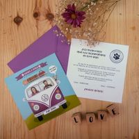 Invitaciones para boda originales en formato cuadrado. En el reverso aparece el texto de la invitación con la tipografía escogida. Sobre en color morado con el formato exacto de la invitación de boda. ¿Estás buscando invitaciones originales para tu boda? Pincha en el enlace y cuéntame lo que necesitas. Desde los recordatorios hasta el Seating Plan, el sitting, cartelería, letreros, ideas de decoración. Busquemos qué es lo que más se adapta a ti para uno de los días más felices de tu vida.