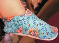 Tutorial: Baby shoes from a fat quarter · Sewing | CraftGossip.com