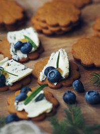 GINGERBREAD AND BLUE CHEESE