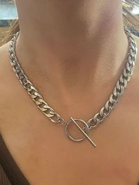 This chain necklace is smashing. Can be worn daily with any kind of outfit. #cutenecklace #ukfashion #jewelrymakers #silverjewelrywear #giftforson