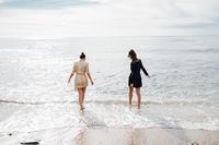 Cristina y Gloria Navarro en el shooting de fotos de Dolce Calbardina en la playa de la cola.
