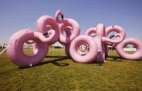 Esta gigantesca escultura de flamingos cor-de-rosa apareceu no Pinknic Festival deste ano #flamingo #picnic #festival