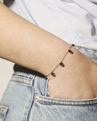 On adore la délicatasse de ce bracelet argenté avec ses pierres bleues.