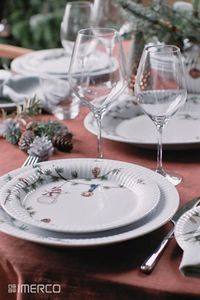 Lad dig inspirere af denne smukke borddækning, som sagtens vil kunne bruges til årets julefrokost eller til juleaften. Julebordet er dækket med det fortryllende stel fra Kähler, som er fyldt med fine illustrationer, der bare stråler af jul. Herudover er naturen budt indenfor med både gran og kogler. #borddækning #julebord #julestel #jul #december #inspiration #gran #kogler #christmas #christmastablesetting #tablesetting