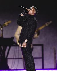 YabaLeftOnline on Twitter: "Wizkid is the first Nigerian artist in history to win an award at the #AMAs . https://t.co/Xim5GeIPhF" / Twitter