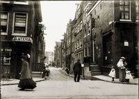 Haarlemmerdijk, Amsterdam. Longitudinal direction: Dommersstraat seen towards bridge 148. Breitner, G.H., approx 1902