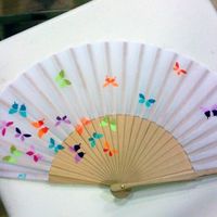 Bueno, pues parece ser que el calor ya ha venido para quedarse. En Hazlo Tu nos refrescamos con abanicos decorados como estos...