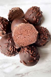 These Healthy Vegan Chocolate Truffles are the most satisfying dessert for any chocolate lover. They are super easy to make and all you need is a handful of simple ingredients!