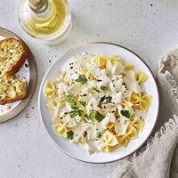 This Olive Garden Alfredo sauce is quickly made with fresh garlic simmered in cream, then mixed with Parmesan and mozzarella until rich and creamy.
