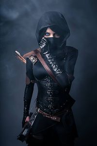 Cool thief or assassin costume. Gotta be dressed in all black for this gig. The brown leather highlights are a nice touch.