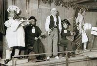 La primera exposición del ninot se celebró en el año 1934 en los sótanos del mercado central.
