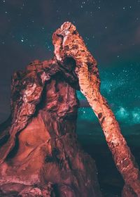 Elephant rock hike - Valley of Fire Las Vegas. Las Vegas Day Trip to the Valley of Fire! What to do and see in Las Vegas and what to see at the Valley of Fire State Park! #lasvegas #vegas #avenlylane #avenlylanetravel #usatravel #roadtrip