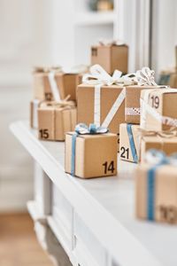 Envie de changer des traditionnels calendriers de l’avent pour Noël et les Fêtes ? On a une idée : passer au DIY ! Pour patienter sagement jusqu’au 25, on réalise un calendrier de l’avent en carton dans lequel on glisse diverses surprises. Quelques découpes et le tour est joué !