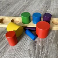 Les cylindres à encastrer de chez Wesco sont colorés et inspirés de la méthode Maria Montessori. On teste avec vous ce jouet et on vous donne notre avis.