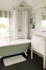 44. Banheiro branco com banheira estilo vitoriana verde – Foto Sebring Design Build #verdepastel #verdepastelfundoliso #verdepastelaesthetic