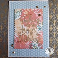 Deze kaart is gemaakt door Ingrid Nellen (www.inkycards.nl) met de Delicate Dahlia's Sale-a-bration stempels. Ze gebruikte ze om haar eigen designpapier mee te stempelen. Hierdoor kon ze zorgen dat het prachtig matchte met het Subtles designpapier. De spreuk komt uit Happiest of Birthdays. Deze heeft ze met Gilded Leafing goud gemaakt. Lees er alles over op haar blog. #prullekekleurencombinatie #delicatedahliasstampset #happiestofbirthdaysstampset #gildedleafing #stampinup #prulleke #inkycards