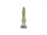 Vierge Marie avec socle à l’échelle 1 : 87 ème. Élément incontournable pour décorer vos campagnes et montagnes : une statue de la vierge Marie sur son socle. Ce kit se compose de plusieurs pièces à peindre et à assembler.