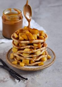 Vegane Pancakes mit einem köstlichen, warmen Apfel-Zimt-Topping. Dieses Frühstück ist perfekt für die Herbstzeit, aber schmeckt natürlich auch das ganze Jahr über sehr lecker! Dieses gesunde Pfannkuchen Rezept enthält keine Eier, keine Milchprodukte, keine raffinierten Zucker und ist zu 100 % glutenfrei und vegan! #veganepfannkuchen #veganepancakes #apfelpancakes #apfelpfannkuchen #glutenfreiepfannkuchen #gesundepfannkuchen #elasrecipes | elavegan.com/de