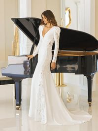 KAYA | Mermaid wedding dress with V-neck | Pronovias