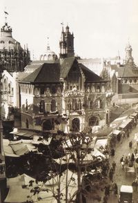 La Plaza del Mercado en 1927, todavía con los puestos ambulantes de la calle y la estructura casi terminada del nuevo mercado Central.