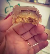 Quand je vous dis que ce Thermomix est magique ! Même ma barre chocolatée préférée, je suis capable de la réaliser en un claquement de doigts ; ) Bla , bla , bla --------> Je pense qu’il n’ y a juste aucune raison de s’éterniser. Que ceux qui possèdent un Thermomix soient bénis …..