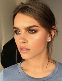 Bronzed makeup look. Bronze. Tan. Bronzer. Natural makeup look. Smokey. Karla Bonilla Designs, Fashion, New York City, Beauty products, Beaty Inspo, Makeup Ideas, Hair inspo, hair style, braid, ponytail, Makeup Routine, Best Makeup Products, Beauty Routine, Beauty Blogger, Fashion Blogger, Gold, Gold Eyeshadow